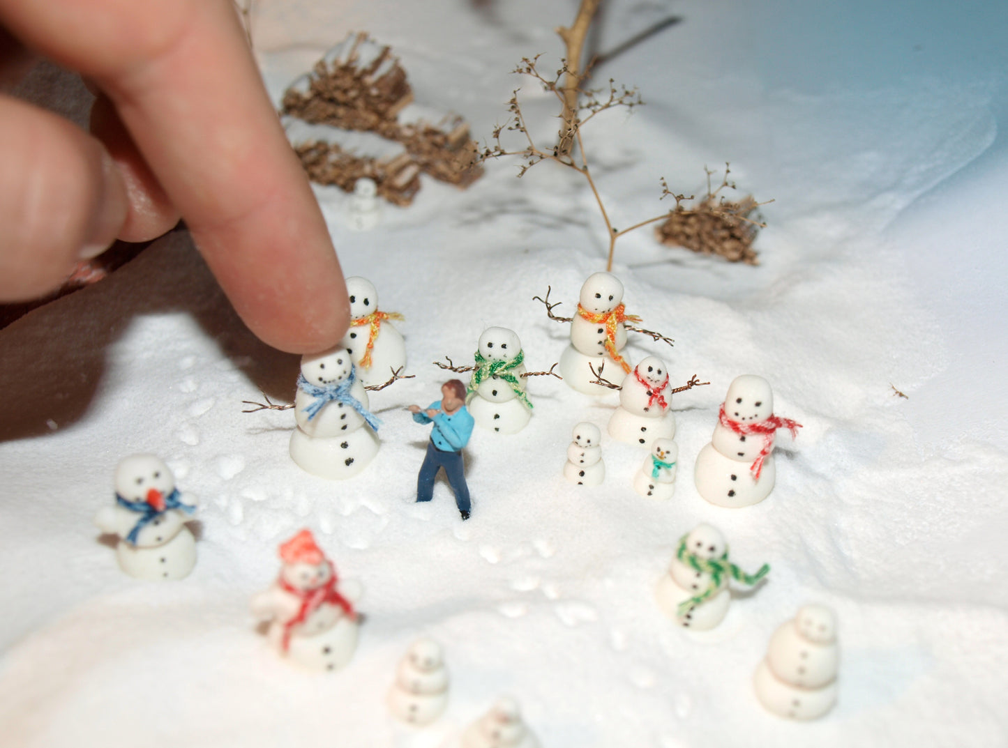 Miniature HO scale Sledge + Snowman Winter model railway diorama dollhouse 1:87