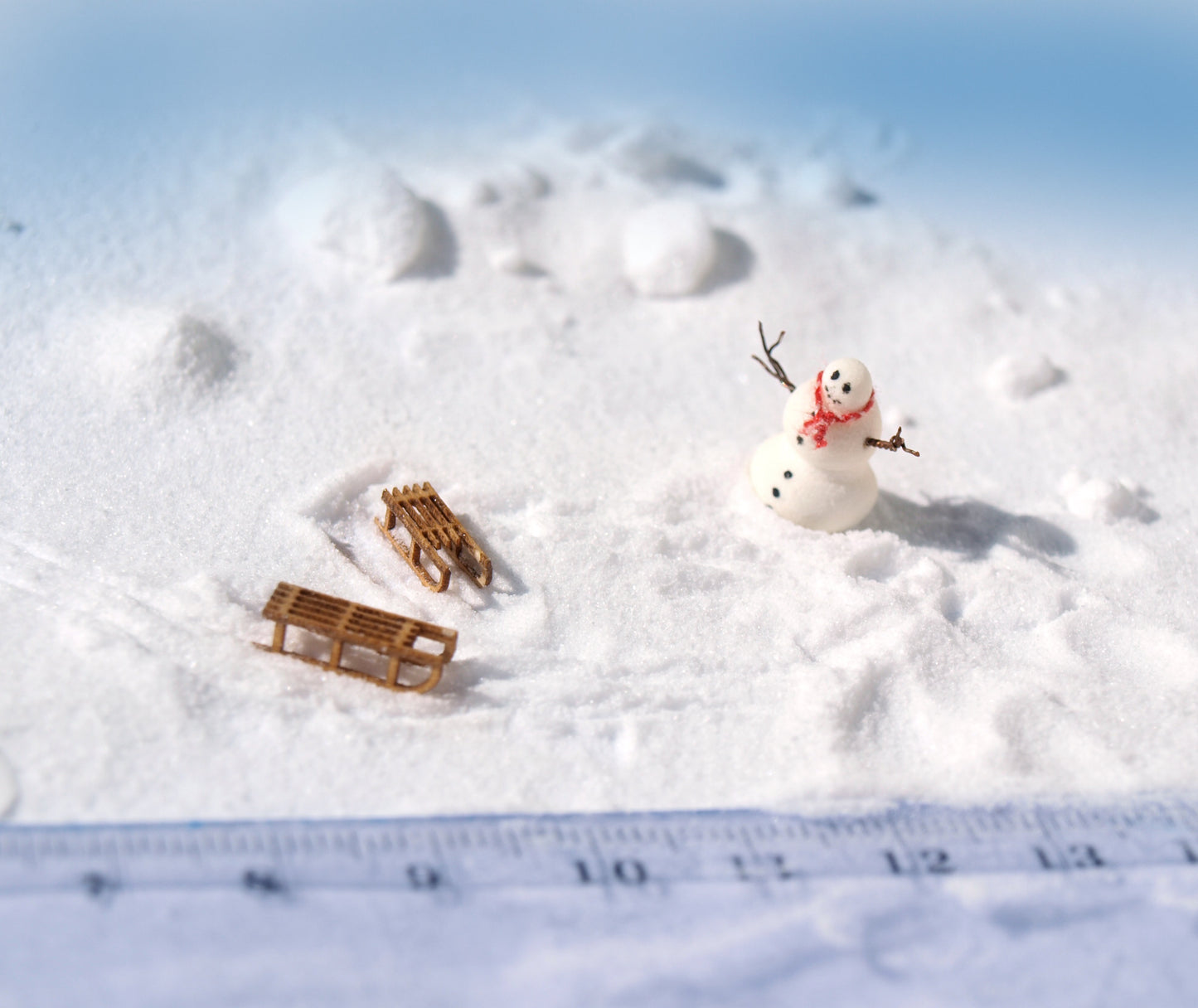 Miniature HO scale Sledge + Snowman Winter model railway diorama dollhouse 1:87