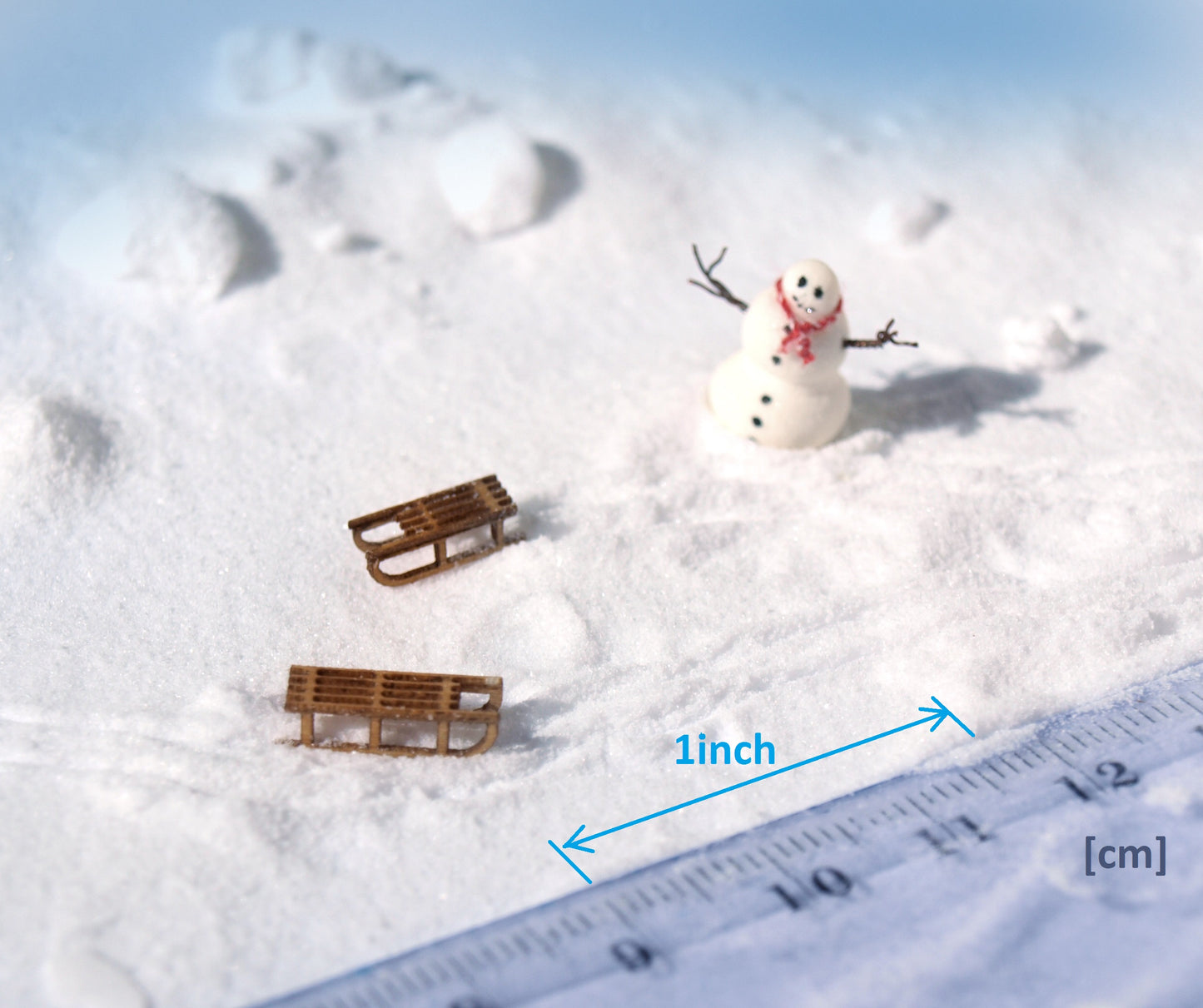 Naaron88 snowman plus 2 sledges set in HO scale. Ideal for 1:87 model dioramas, railway models and winter themes. The cutest little handmade snowman and delicate, perfectly in scale sledges give a holiday mood for Christmas.