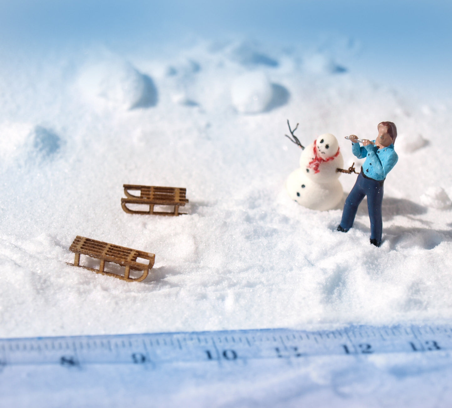 Miniature HO scale Sledge + Snowman Winter model railway diorama dollhouse 1:87