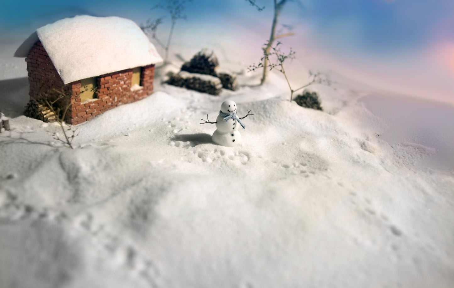 Naaron88 snowman plus 2 sledges set in HO scale. Ideal for 1:87 model dioramas, railway models and winter themes. The cutest little handmade snowman and delicate, perfectly in scale sledges give a holiday mood for Christmas.
