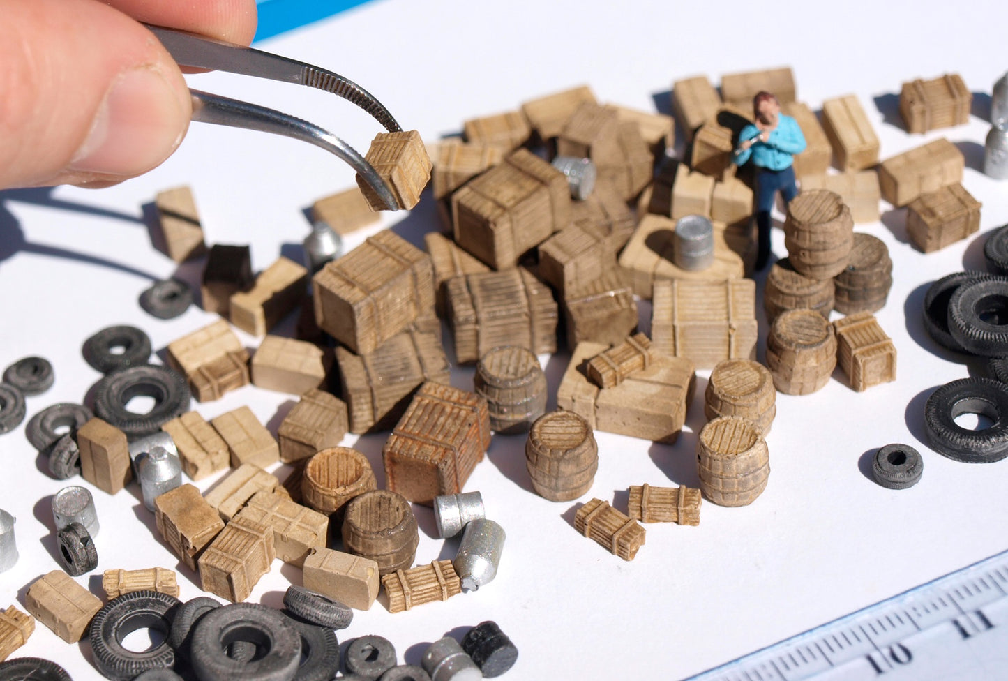 naaron88 miniature boxes, barrels, tires, junk set for HO scale diorama, model scenery