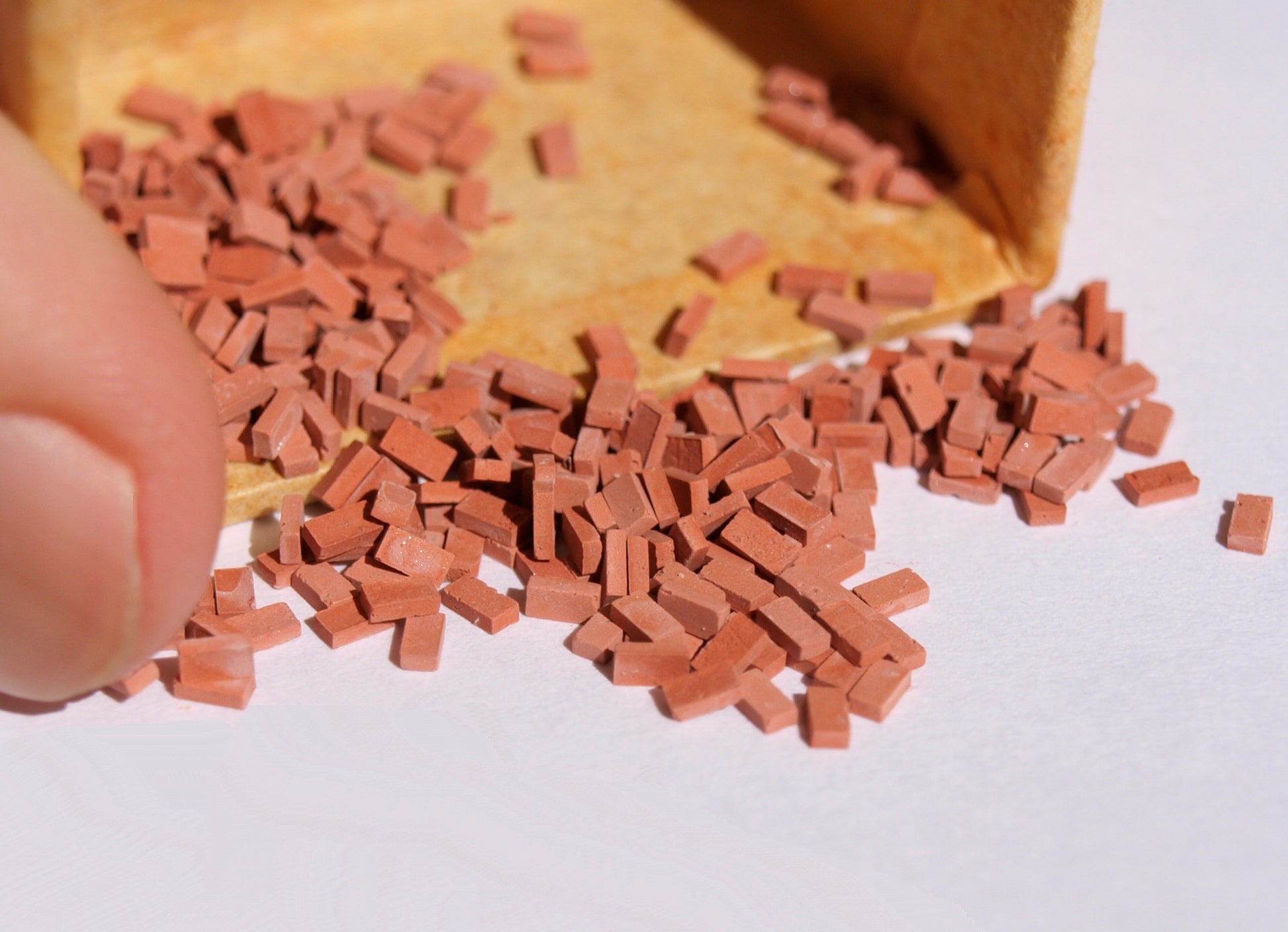 naaron88 HO N scale 1200 extreme tiny red bricks for railway dioramas.