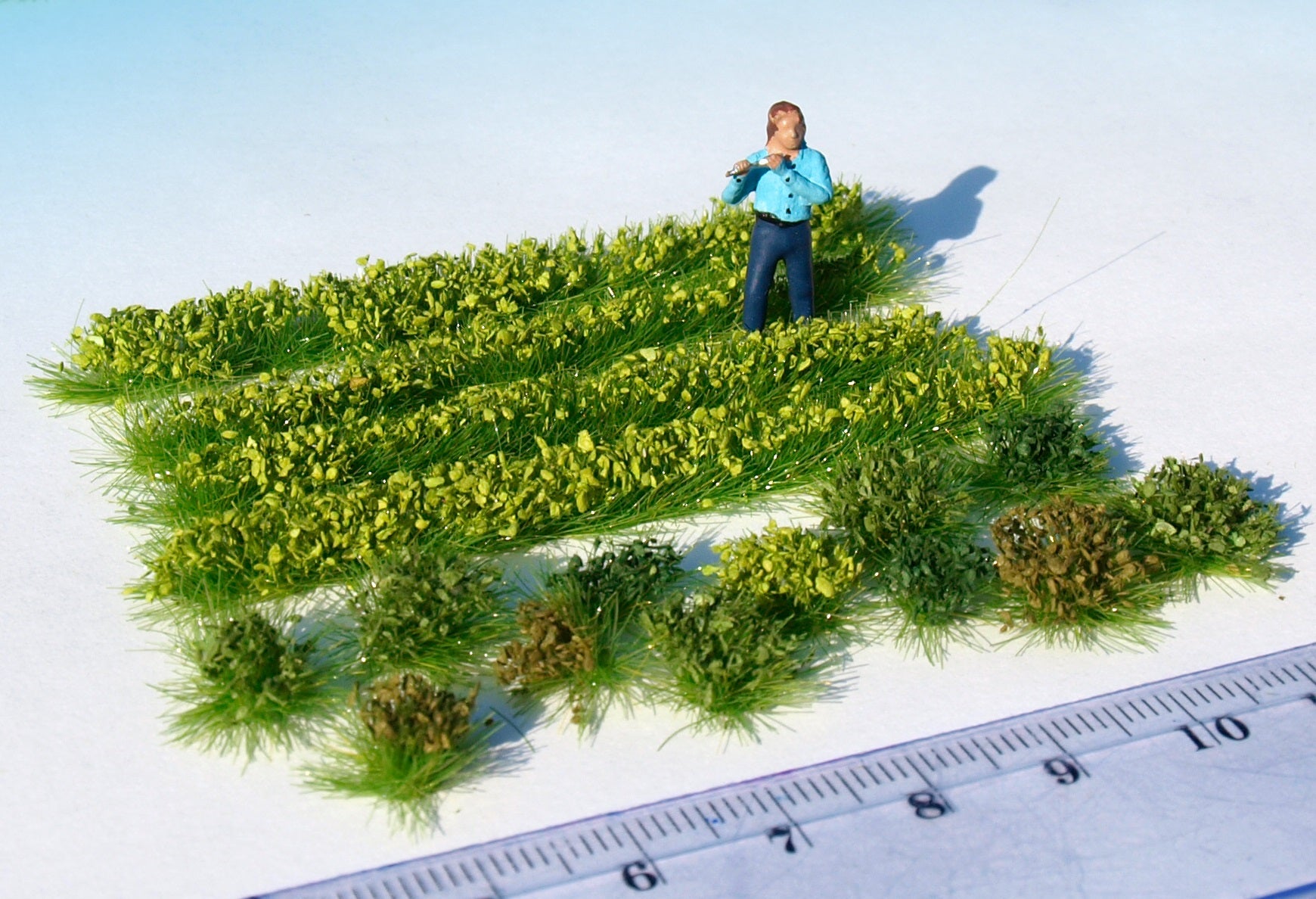 naaron88 miniature green garden plants set for HO scale dioramas, sceneries and dollhouses.